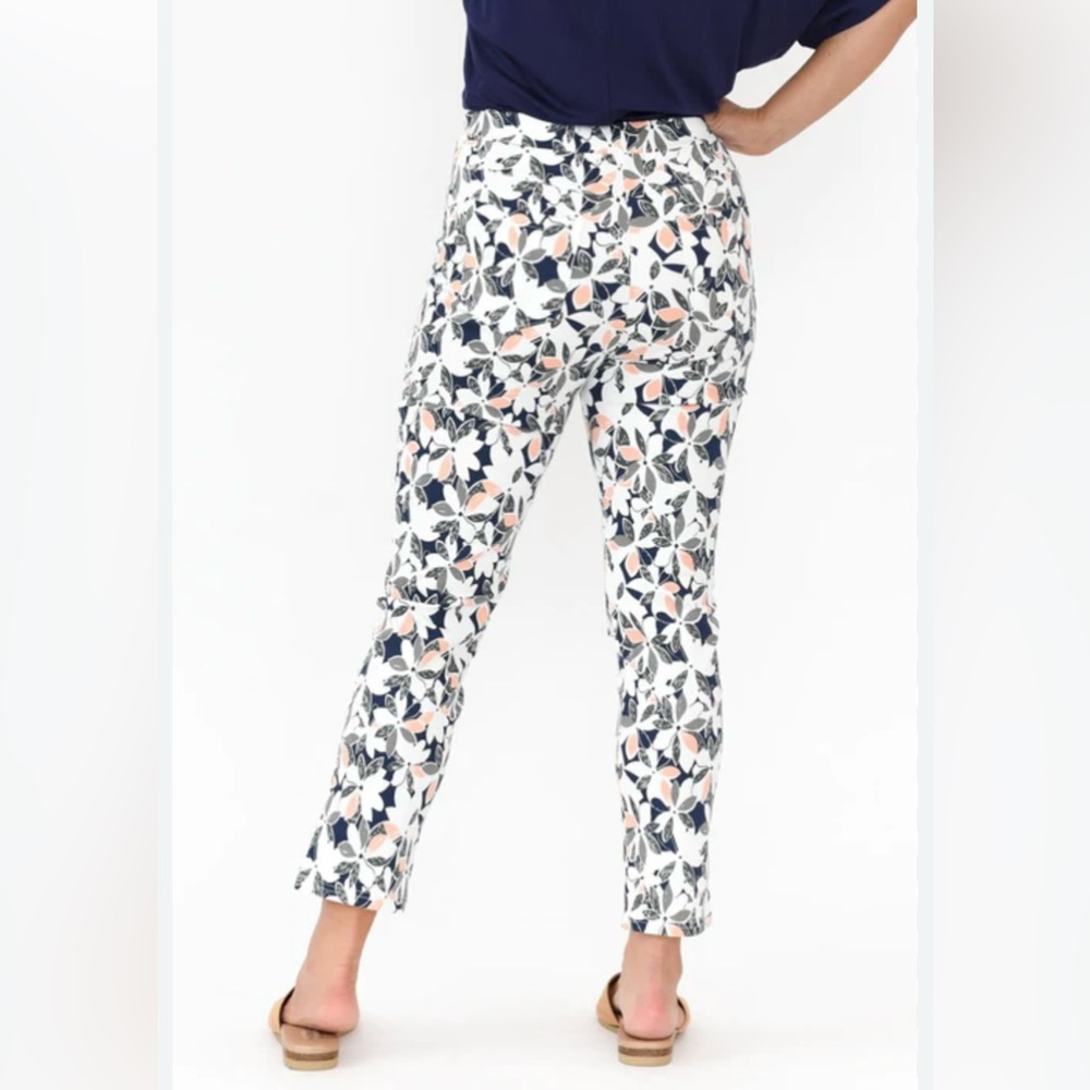 Khakis by Gap women’s size 4 crop pants, red white,& blue floral‎ print